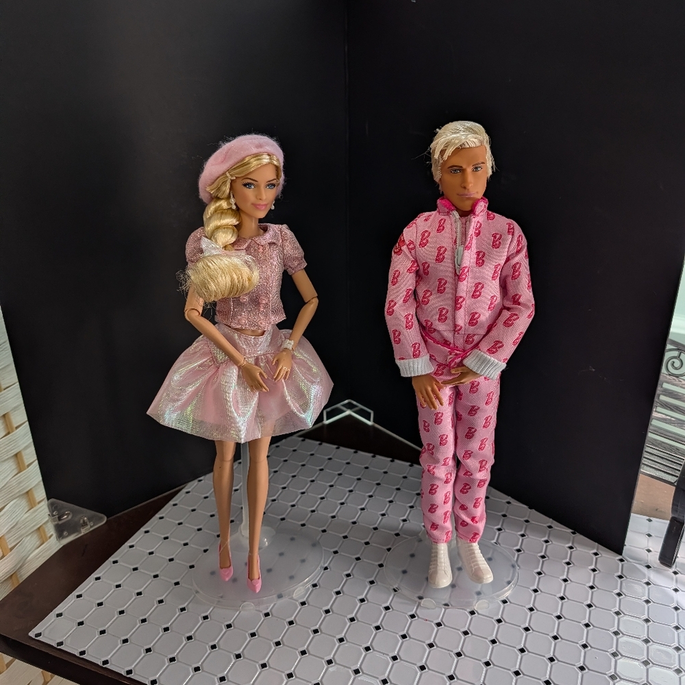 Barbie The Movie 2 Doll Set With Pink Cadillac - Picture 10 of 14